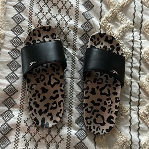 chetta print , hollister slides, SIZE 6/7